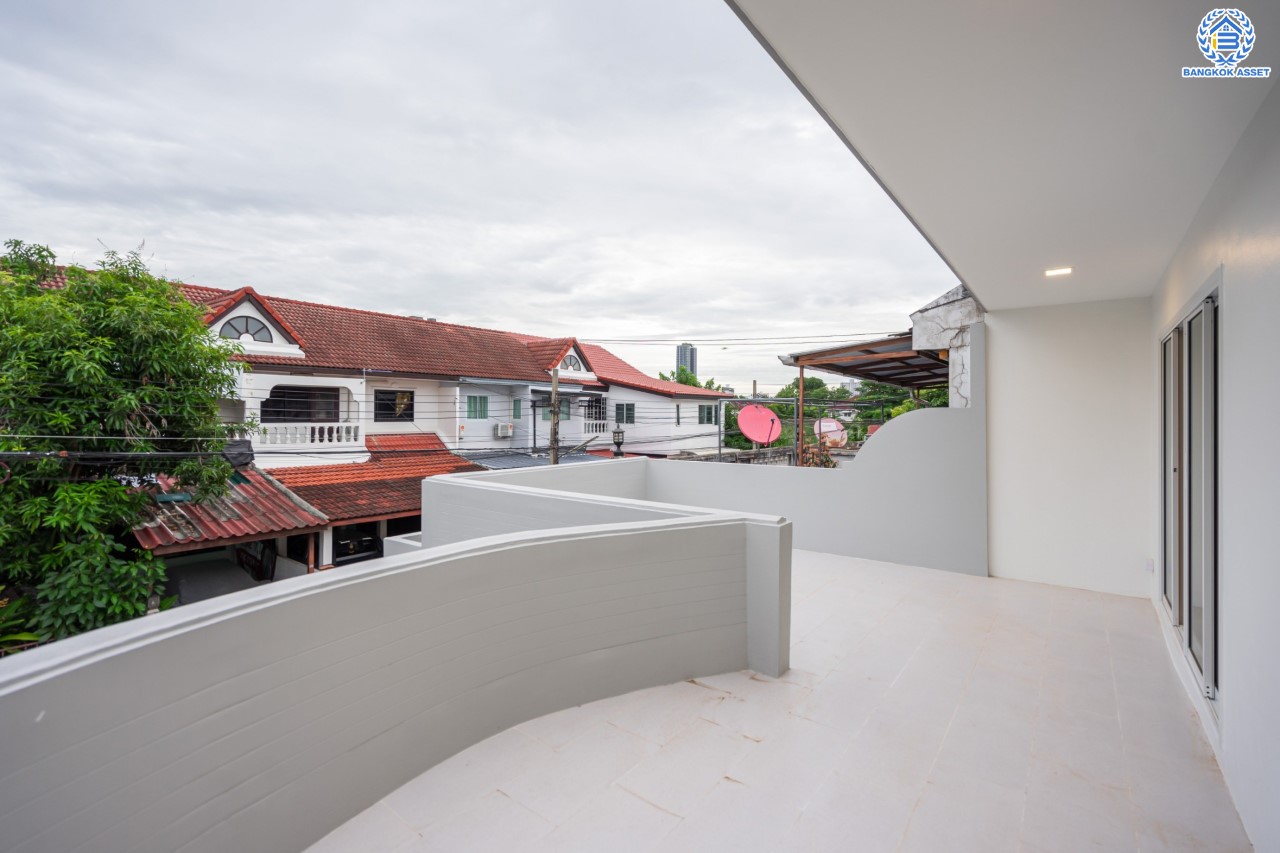 บ้านมือสองตกแต่งใหม่ ม.ซื่อตรง รัตนาธิเบศร์ หน้าโครงการติดรถไฟฟ้า "สถานีไทรม้า"!! เนื้อที่ 26 ตร.ว. ฟังก์ชัน 3 ห้องนอน 2 ห้องน้ำ 1 ที่จอดรถ ทำเลใกล้ เซ็นทรัลรัตนาธิเบศร์ และทางด่วน "งามวงศ์วาน"